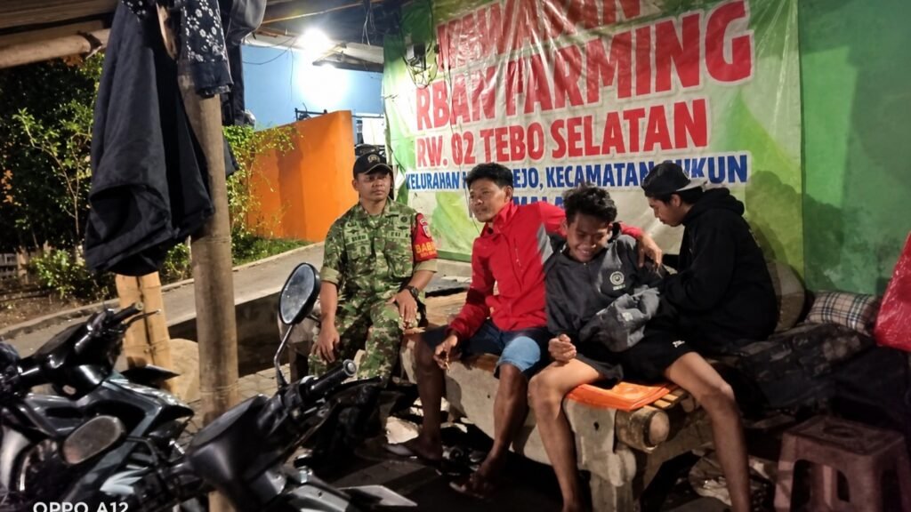 Babinsa Mulyorejo Sertu Irul saat melakukan komunikasi sosial yang humanis bersama para pemuda dan Karang Taruna.