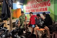 Babinsa Mulyorejo Sertu Irul saat melakukan komunikasi sosial yang humanis bersama para pemuda dan Karang Taruna.