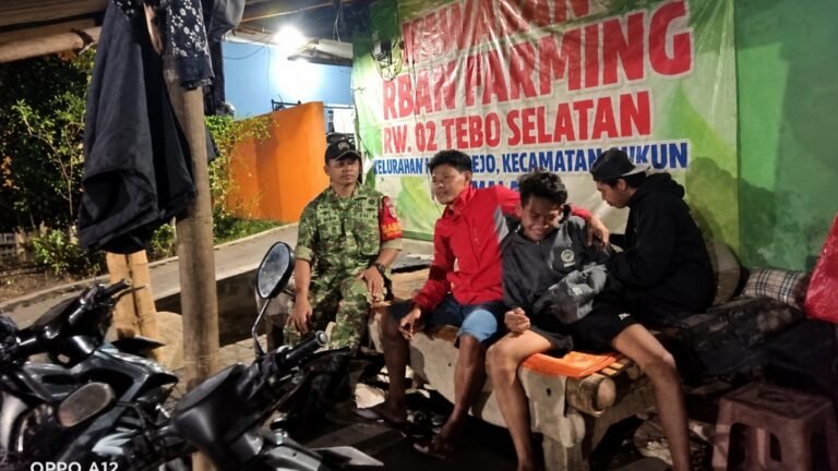 Babinsa Mulyorejo Sertu Irul saat melakukan komunikasi sosial yang humanis bersama para pemuda dan Karang Taruna.
