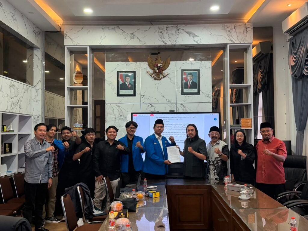 Suasana rapat koordinasi lintas sektor dalam merumuskan langkah strategis penanganan darurat sampah pasca kebakaran TPA Supit Urang