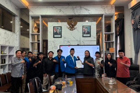 Suasana rapat koordinasi lintas sektor dalam merumuskan langkah strategis penanganan darurat sampah pasca kebakaran TPA Supit Urang