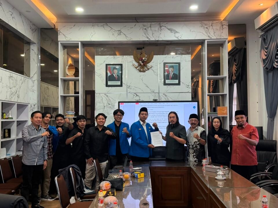 Suasana rapat koordinasi lintas sektor dalam merumuskan langkah strategis penanganan darurat sampah pasca kebakaran TPA Supit Urang