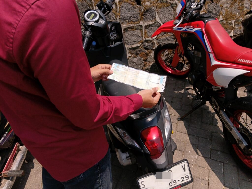 Ilustrasi pemeriksaan dokumen dan pajak kendaraan bermotor