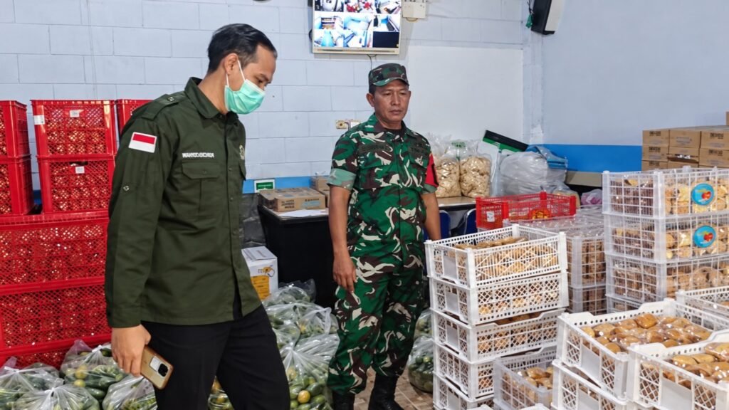 Sertu Sugeng berkoordinasi dengan petugas pelaksana dalam peninjauan fasilitas pelayanan gizi masyarakat