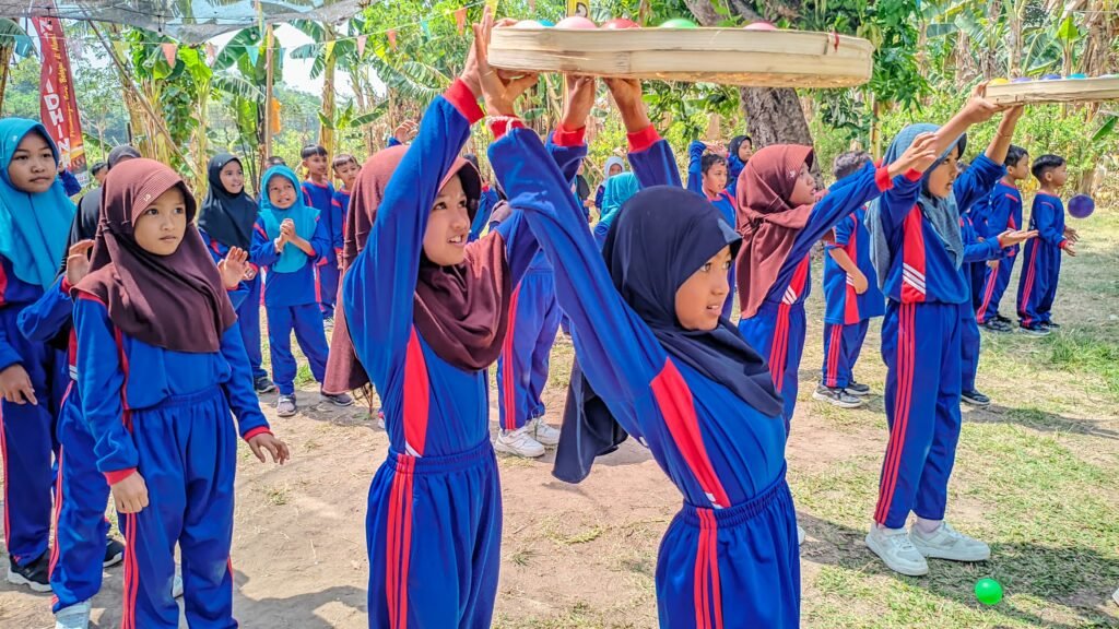 Kekompakan para siswa saat menjajal berbagai permainan ketangkasan dalam kegiatan outing class