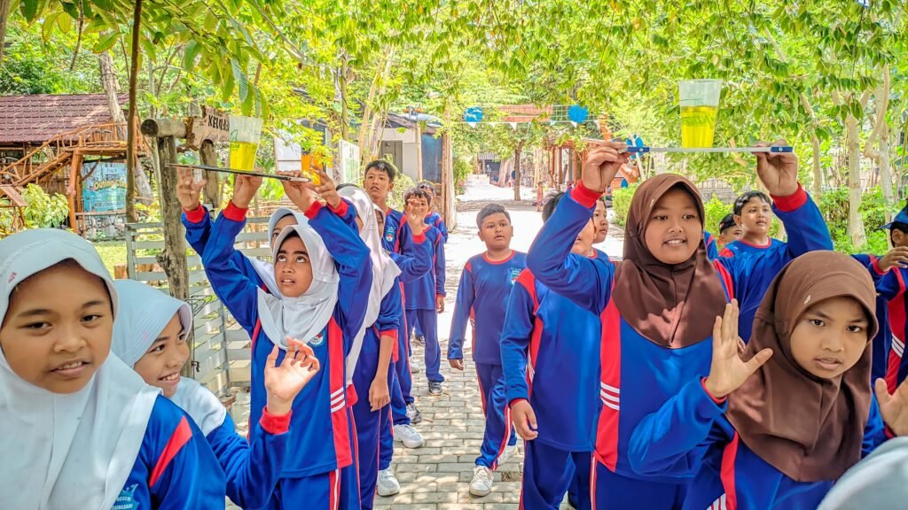 Siswa SDN Kedungsari mengikuti games edukatif dengan penuh keceriaan di Mbedidhink Outbound, Bojonegoro