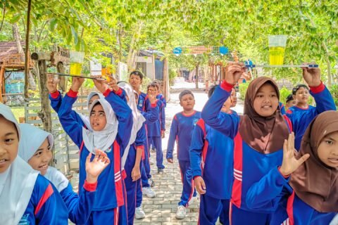 Siswa SDN Kedungsari mengikuti games edukatif dengan penuh keceriaan di Mbedidhink Outbound, Bojonegoro