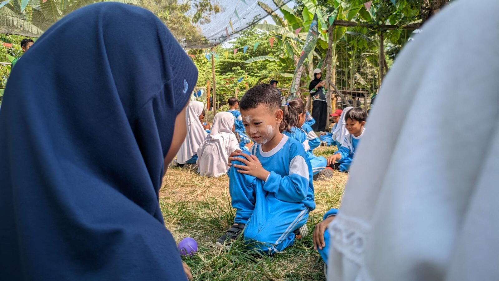 Suasana ceria salah satu siswa kelas 1 SDN Sumberrejo 1 saat mengikuti kegiatan edukatif di Mbedidhink Outbound, Bojonegoro.]
