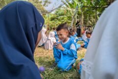 Suasana ceria salah satu siswa kelas 1 SDN Sumberrejo 1 saat mengikuti kegiatan edukatif di Mbedidhink Outbound, Bojonegoro.]