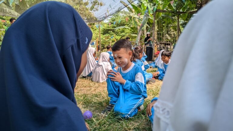 Suasana ceria salah satu siswa kelas 1 SDN Sumberrejo 1 saat mengikuti kegiatan edukatif di Mbedidhink Outbound, Bojonegoro.]