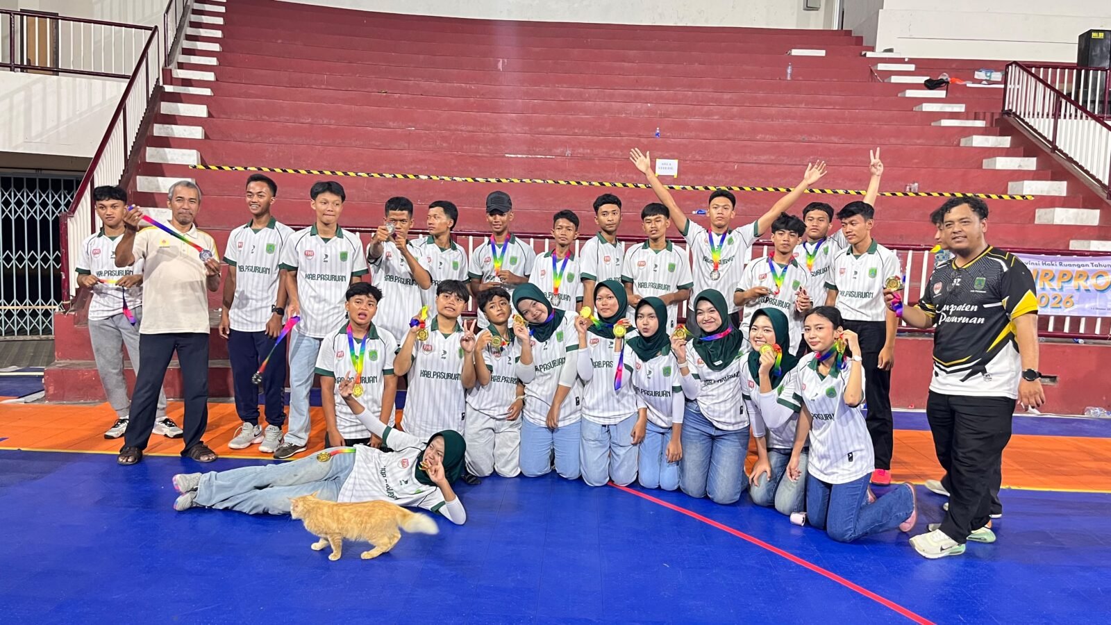Untuk pertama kalinya, Kota Pasuruan dipercaya menjadi tuan rumah Kejurprov Hockey Jatim. Sebanyak 12 daerah turut ambil bagian dalam kompetisi bergengsi ini sesi photo bersama didalam GOR Untung Surapati..
