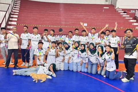 Untuk pertama kalinya, Kota Pasuruan dipercaya menjadi tuan rumah Kejurprov Hockey Jatim. Sebanyak 12 daerah turut ambil bagian dalam kompetisi bergengsi ini sesi photo bersama didalam GOR Untung Surapati..