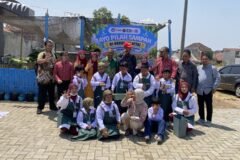 Tim peneliti bersama pihak sekolah dan instansi terkait mengampanyekan gerakan pilah sampah di sekolah.