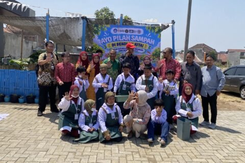Tim peneliti bersama pihak sekolah dan instansi terkait mengampanyekan gerakan pilah sampah di sekolah.
