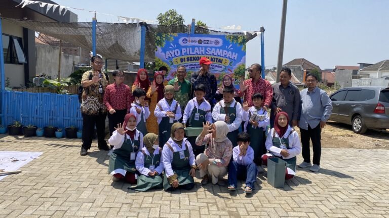 Tim peneliti bersama pihak sekolah dan instansi terkait mengampanyekan gerakan pilah sampah di sekolah.