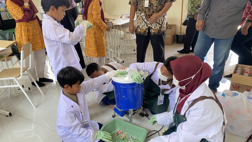 Siswa mempraktikkan simulasi pengelolaan sampah dalam program Smart STEM-Numeracy Living Lab.