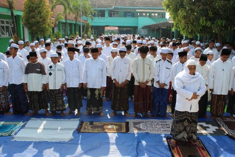 Di tengah kemarau panjang, keluarga besar MTsN 5 Pasuruan menggelar Salat Istisqa di halaman Masjid Ulul Albab, Kamis (29/10/2026). Kegiatan ini diikuti dewan guru, staf Tata Usaha, serta siswa-siswi kelas VII, VIII, dan IX sebagai bentuk ikhtiar spiritual memohon turunnya hujan kepada Allah SWT.