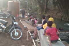 Dari dana pribadi Rp100 juta, ia bangun fasilitas cuci-mandi gratis. Berawal dari kenangan pahit mencuci di sungai desa orang, kini warga banyak desa terbantu. Rencananya: dua titik baru dan usaha air isi ulang pH 7,2.