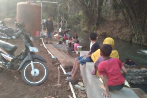 Dari dana pribadi Rp100 juta, ia bangun fasilitas cuci-mandi gratis. Berawal dari kenangan pahit mencuci di sungai desa orang, kini warga banyak desa terbantu. Rencananya: dua titik baru dan usaha air isi ulang pH 7,2.