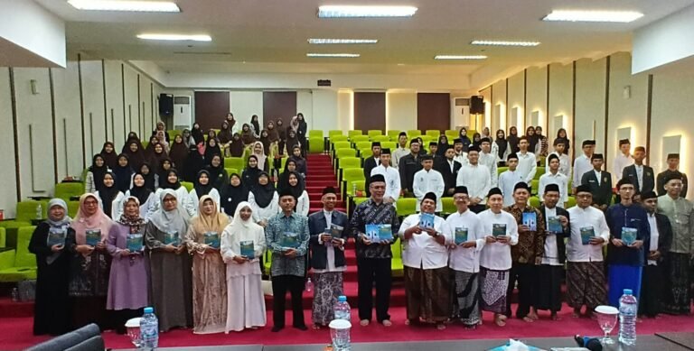 Gus Shampton dan Peserta Workshop dan Lomba Menulis Humor