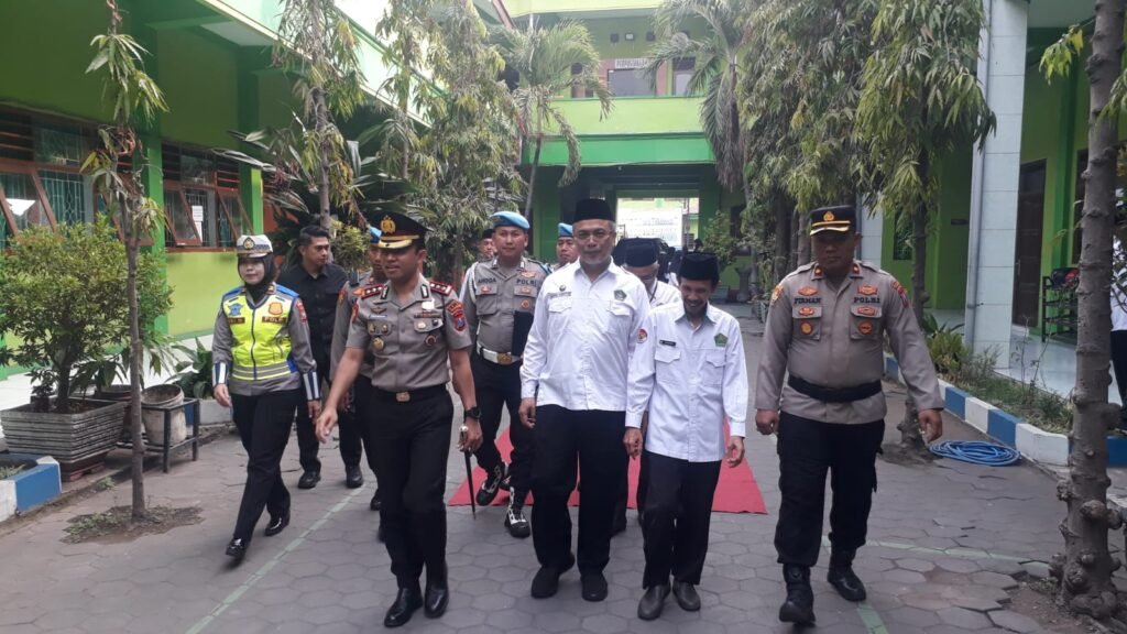 Kapolres Pasuruan AKBP Irawan Setyono, S.H., S.I.K., M.H, Plat Kepala Kemenag Kabupaten Pasuruan H. Achmad Shampton, S.H.I, M.Ag Kepala MAN 1 Pasuruan H. Nasrudin, S.Pd., M.Si.