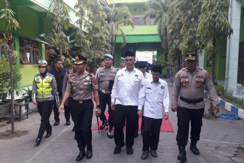 Kapolres Pasuruan AKBP Irawan Setyono, S.H., S.I.K., M.H, Plat Kepala Kemenag Kabupaten Pasuruan H. Achmad Shampton, S.H.I, M.Ag Kepala MAN 1 Pasuruan H. Nasrudin, S.Pd., M.Si.