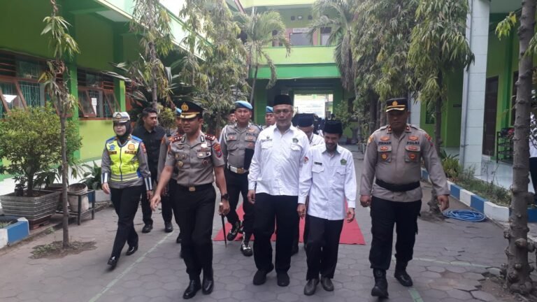 Kapolres Pasuruan AKBP Irawan Setyono, S.H., S.I.K., M.H, Plat Kepala Kemenag Kabupaten Pasuruan H. Achmad Shampton, S.H.I, M.Ag Kepala MAN 1 Pasuruan H. Nasrudin, S.Pd., M.Si.