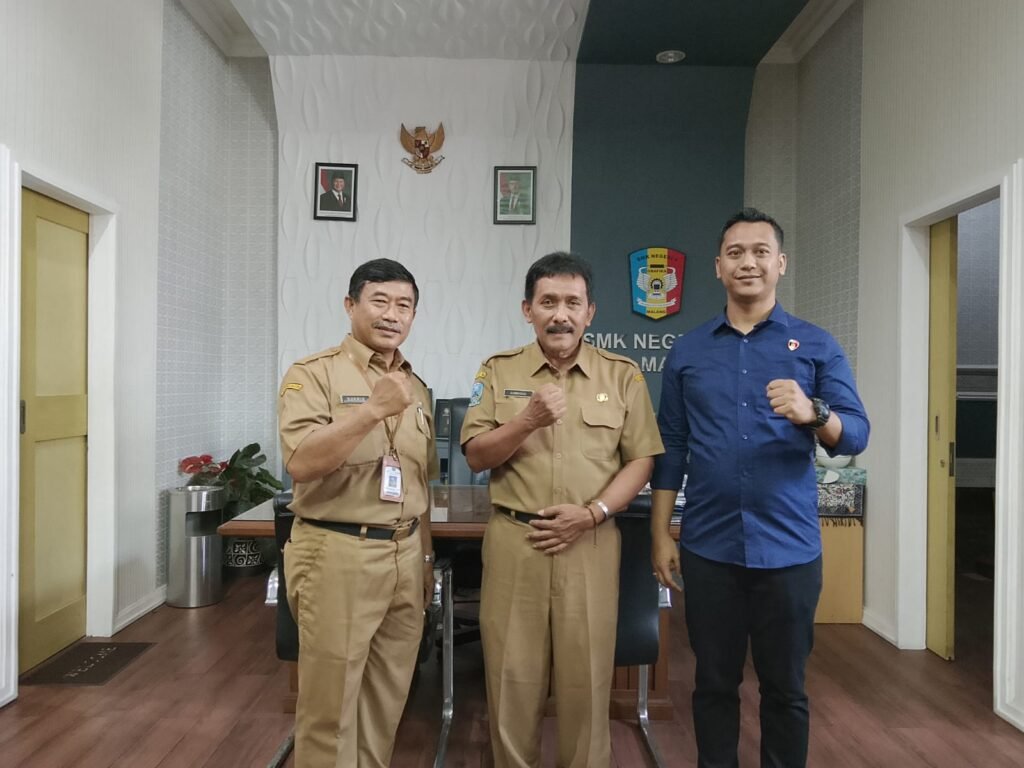 Di kantor SMKN 4 Kota Malang bersama Kepala Sekolah dan KBO Polresta Kota Malang
