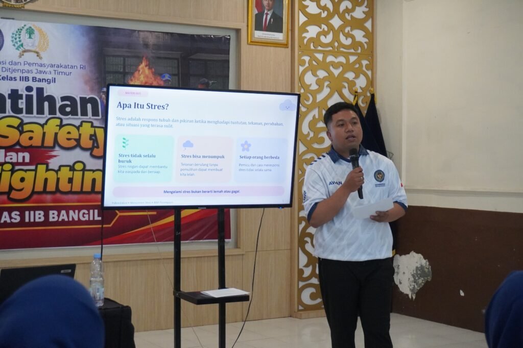 Peserta magang Kemenaker saat menyampaikan materi interaktif mengenai manajemen stres dan pengelolaan emosi kepada WBP perempuan di Aula Utama Rutan Kelas IIB Bangil."