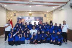 Suasana kebersamaan Warga Binaan Pemasyarakatan (WBP) perempuan Rutan Kelas IIB Bangil bersama petugas klinik dan peserta magang Kemenaker usai mengikuti kegiatan sosialisasi kesehatan mental dan pencegahan kanker payudara, Jumat (16/10).