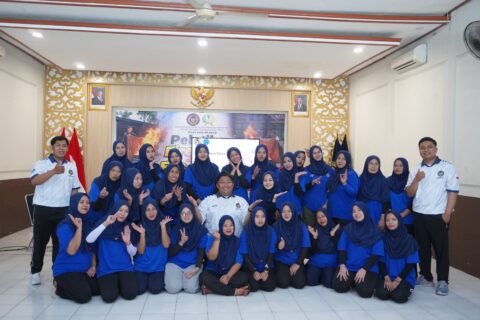 Suasana kebersamaan Warga Binaan Pemasyarakatan (WBP) perempuan Rutan Kelas IIB Bangil bersama petugas klinik dan peserta magang Kemenaker usai mengikuti kegiatan sosialisasi kesehatan mental dan pencegahan kanker payudara, Jumat (16/10).