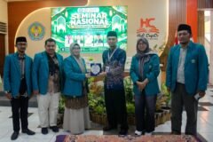 Penyerahan cinderamata dalam kegiatan seminar nasional penguatan pendidikan Islam multikultural.