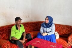 Ketua DPD PAN Kabupaten Pasuruan, Ning Hj. Ru’yana Fuad, saat mendengarkan cerita dan kondisi kesehatan Husein secara langsung di kediamannya.