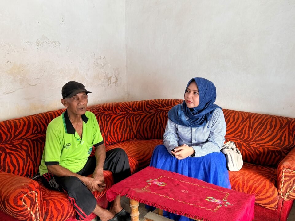 Ketua DPD PAN Kabupaten Pasuruan, Ning Hj. Ru’yana Fuad, saat mendengarkan cerita dan kondisi kesehatan Husein secara langsung di kediamannya.