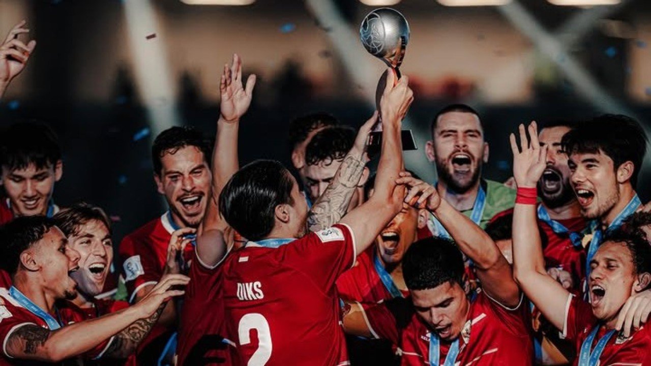 Sebagai kapten, Kevin Diks berhak mengangkat trofi FIFA ASEAN Cup 2026 terlebih dahulu usai diserahkan Presiden Prabowo dan Presiden FIFA Gianni Infantino di GBK (5/10)./Instagram @kevindiks2