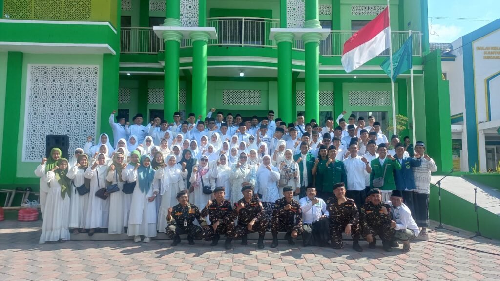 Segenap pengurus MWC NU Lowokwaru, banom, dan tamu undangan berfoto bersama usai pelaksanaan Apel Hari Santri Nasional 2026.