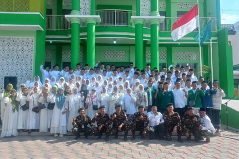 Segenap pengurus MWC NU Lowokwaru, banom, dan tamu undangan berfoto bersama usai pelaksanaan Apel Hari Santri Nasional 2026.