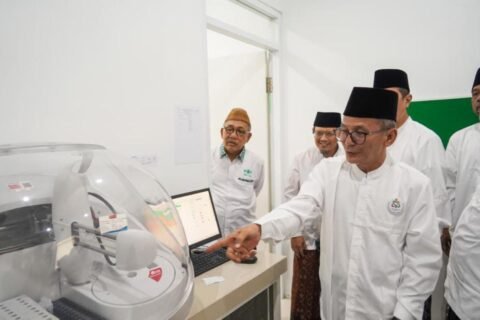 Wakil Bupati Pasuruan, Shobih Asrori, saat meninjau langsung fasilitas dan peralatan medis di RSNU Pasuruan.