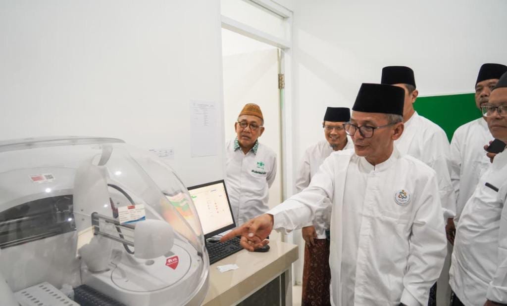 Wakil Bupati Pasuruan, Shobih Asrori, saat meninjau langsung fasilitas dan peralatan medis di RSNU Pasuruan.
