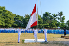 Petugas pengibar bendera sukses menjalankan tugasnya dengan khidmat dalam upacara HUT ke-81 Provinsi Jawa Timur di SMAN 6 Kota Malang.