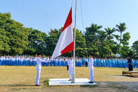 Petugas pengibar bendera sukses menjalankan tugasnya dengan khidmat dalam upacara HUT ke-81 Provinsi Jawa Timur di SMAN 6 Kota Malang.