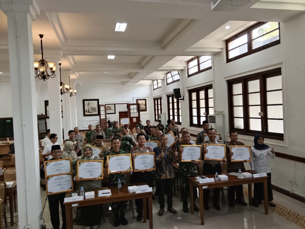 Penyerahan penghargaan PRISMA Triwulan III Tahun 2026 kepada para perwakilan satuan kerja berprestasi di lingkup KPPN Malang.