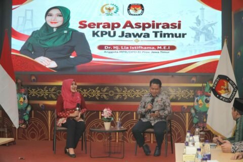 Anggota DPD RI Lia Istifhama saat berdiskusi hangat dengan Ketua KPU Jatim Aang Kunaifi dalam agenda serap aspirasi di Kantor KPU Jatim.