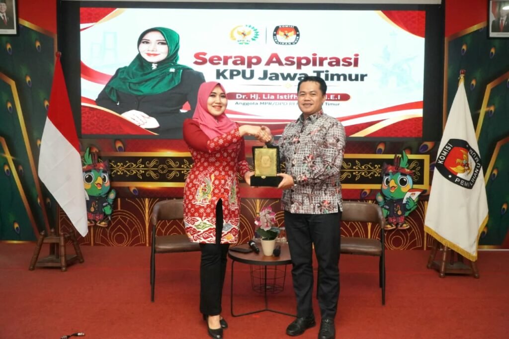 Suasana kebersamaan saat penyerahan cinderamata antara Ning Lia dan Ketua KPU Jatim Aang Kunaifi.