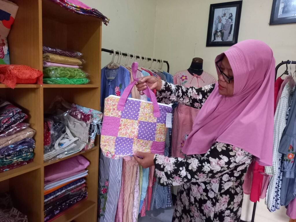 Endang Setyawati menunjukkan produk tas buatan Defaa Collection.