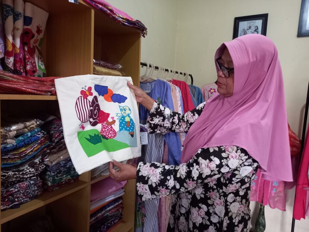 Koleksi sarung bantal dengan sulaman khas buatan tangan.