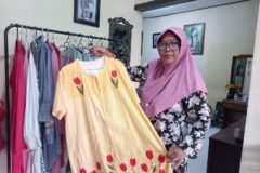 Endang Setyawati memperlihatkan daster bordir khas Malangan.