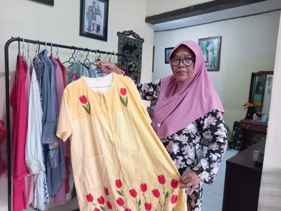 Endang Setyawati memperlihatkan daster bordir khas Malangan.