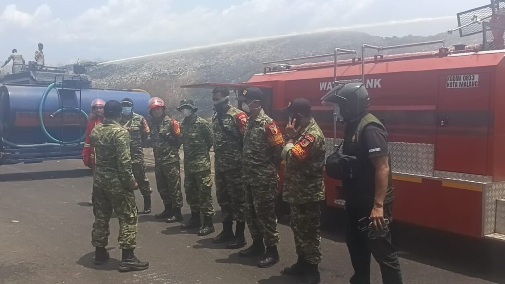 Personel Kodim 0833 dan armada damkar bersiaga di area TPA Supiturang