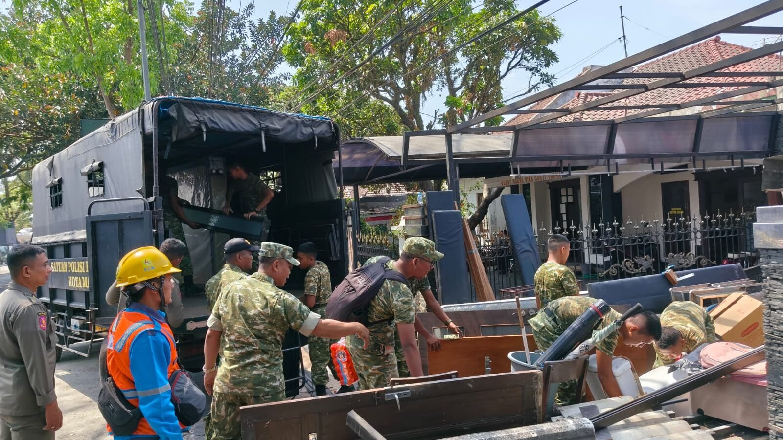 Personel Kodim 0833/Kota Malang saat melakukan penertiban rumah negara di Jalan Urip Sumoharjo.